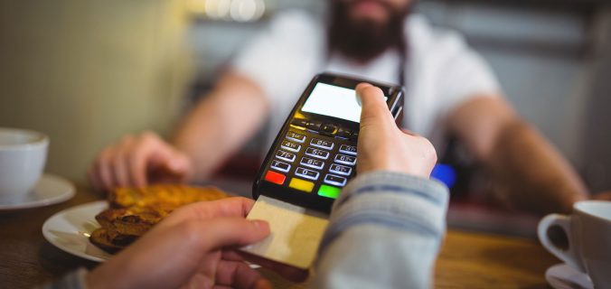 Fatura do cartão de crédito: pagar o mínimo ou parcelar?